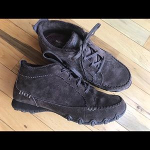 Cute Skechers suede ‘moc’ boots